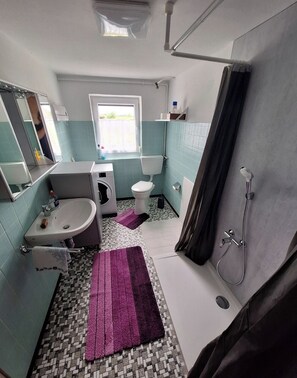 Serviettes fournies, savon, papier toilette
