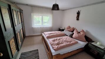 4 Schlafzimmer, Schreibtisch, Reisekinderbett, kostenloses WLAN