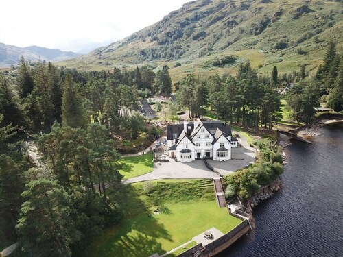 Stronachlachar Lodge - spacious with cinematic views, direct access to loch.