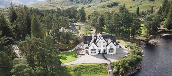 Stronachlachar Lodge - spacious with cinematic views, direct access to loch.