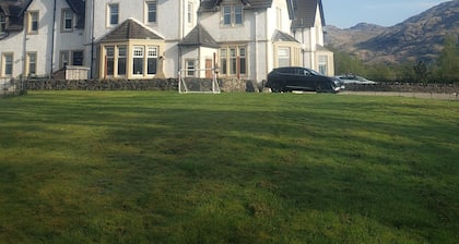 Stronachlachar Lodge - spacious with cinematic views, direct access to loch.