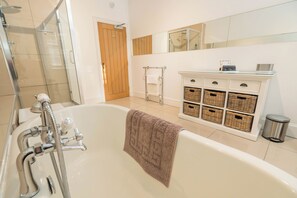 Een douche, een haardroger, een bidet, handdoeken