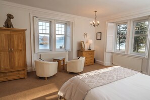 6 chambres, bureau, fer et planche à repasser, lit parapluie