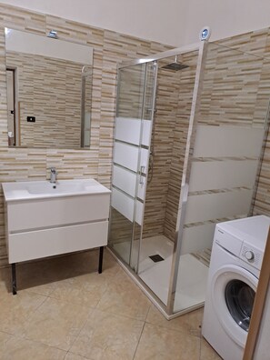 Shower, bidet, towels, toilet paper