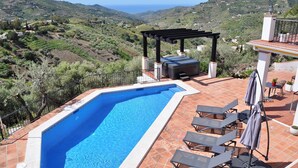 A swimming pool with a pergola and barbecue area, surrounded by terracotta tiles and overlooking a hilly landscape. - Villa El Dorado B&B and Wellness (Competa)