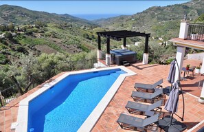 Outdoor pool, pool umbrellas, pool loungers - Villa El Dorado B&B and Wellness (Competa)