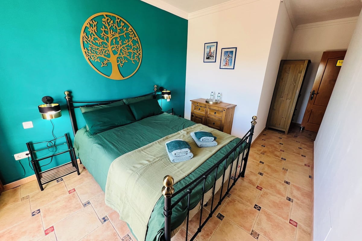 Habitación doble Deluxe, 1 cama Queen size, para no fumadores, vista al mar (room 1) | Ropa de cama hipoalergénica y wifi gratis