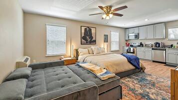 1 habitación, tabla de planchar con plancha, wifi gratis y ropa de cama