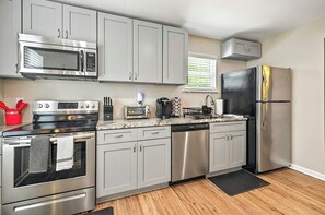 Frigorífico, microondas, horno y placa de cocina