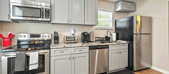 Luxury Midtown Studio - King Bed + Sealy Sleeper Sofa - Steps from FSU & Capital