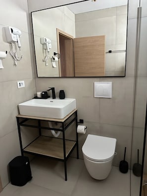 Douche, sèche-cheveux, serviettes fournies, savon