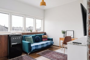 Appartamento Classic, vista cortile | Area soggiorno | TV a schermo piatto 50 pollici con canali via cavo