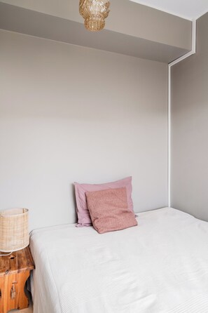 Apartamento clássico, vista para o pátio | 1 quarto, escrivaninha, espaço de trabalho para notebook