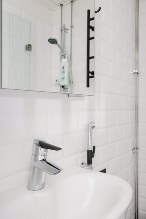Classic Apartment, Courtyard View | Bathroom amenities - Comfy Studio Apt. in Centre of Helsinki (Helsinki)