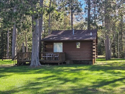 Cozy 2 Bedroom lake front cabin - Chippewa Flowage, Dun Rovin Rd in Hayward, WI.