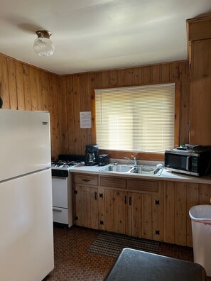 Kjøleskap, mikrobølgeovn, ovn og kokeplater