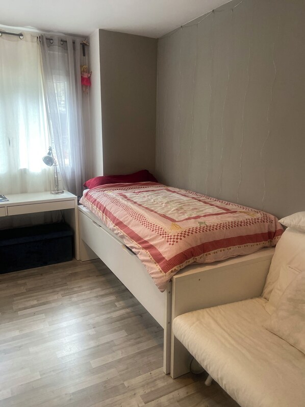 2 slaapkamers, een bureau, een strijkplank/strijkijzer, wifi