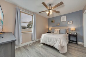 3 bedrooms, desk, WiFi, bed sheets