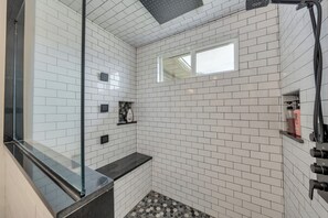 Shower, hair dryer, towels, soap - Bella Villa - Pet Friendly! Sleeps 10 (Lower Township)