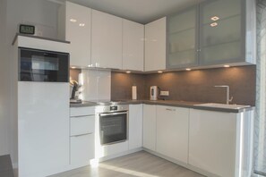 Jääkaappi, mikroaaltouuni, uuni, liesi