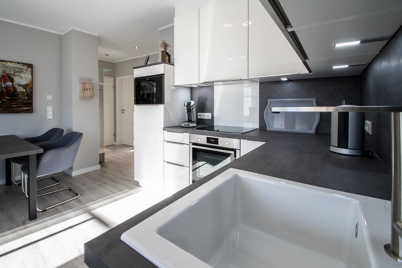 Frigorifero, microonde, forno, piano cottura