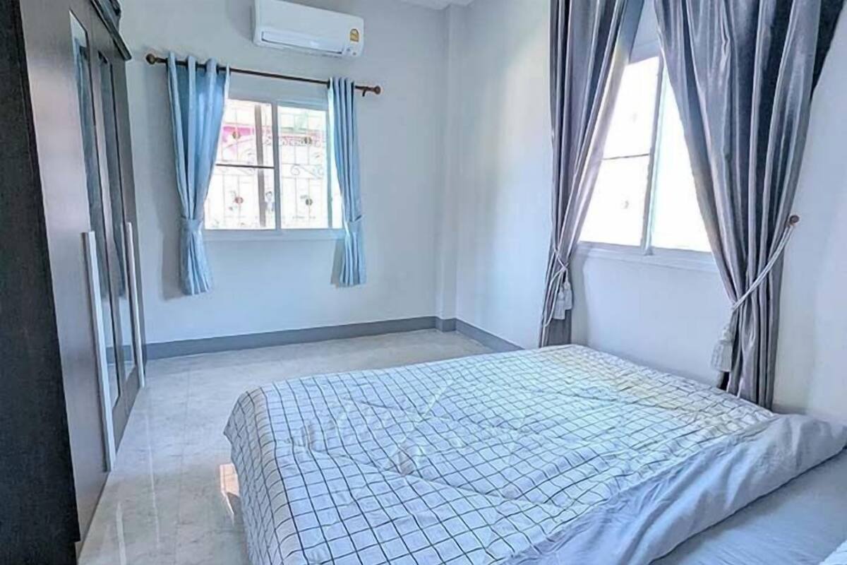 ห้องคอมฟอร์ทซิงเกิล | เตียงพร้อมฟูกเสริมที่นอน, พื้นที่ทำงานแบบใช้แล็ปท็อป, ห้องเก็บเสียง