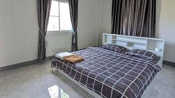 Comfort Single Room | 3 bedrooms, pillowtop beds, laptop workspace, soundproofing