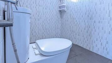 Comfort Single Room | Bathroom | Shower, free toiletries, hair dryer, bidet