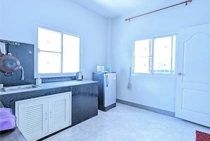 Mini-fridge, microwave, dishwasher, rice cooker - 3-Bedroom Chiang Mai House (San Sai)