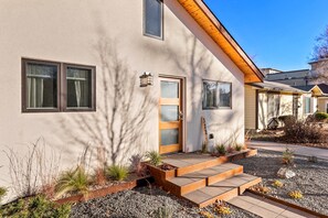 Exterior detail - Hot Tub Hideout Old Towns Best Group Stay (Fort Collins)