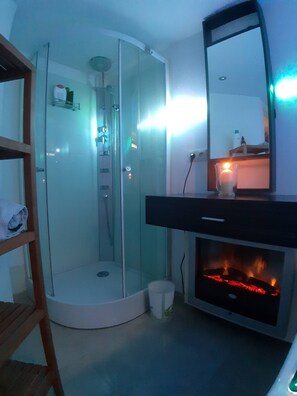 Apartment, 1 Bedroom, Fireplace | Bathroom