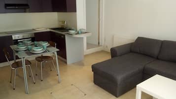 Apartment, 1 Bedroom, Fireplace | Living room | Books