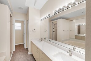 Suihku, poreamme, pyyhkeet, saippua