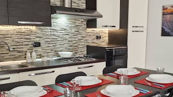 KĂŒhlschrank, Mikrowelle, Ofen, Herdplatte