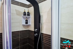 Dusche, umweltfreundliche Kosmetikartikel, Haartrockner, Bidet