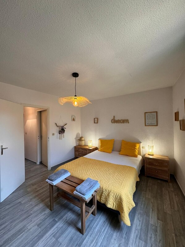 2 habitaciones, escritorio, tabla de planchar con plancha y wifi gratis