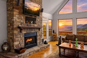 Smart TV, fireplace, video games, foosball - Sleeps 16 - Game Room - Hot Tub - Fire Pit - Private Acre (Cosby)