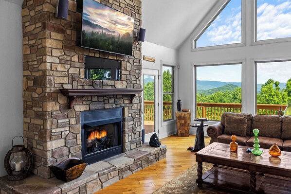 Smart TV, fireplace, video games, table football - 5000 Sq, Ft, Cabin on 1 Acre-Beautiful Views-Dogs Allowed (Cosby)