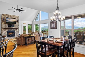 Dining - 5000 Sq, Ft, Cabin on 1 Acre-Beautiful Views-Dogs Allowed (Cosby)