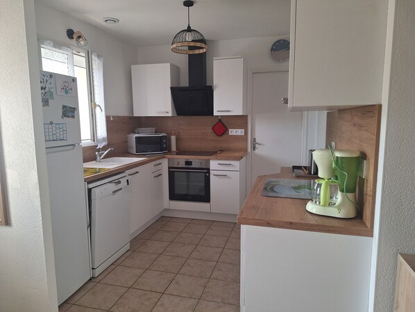 Frigorífico, microondas, horno y placa de cocina