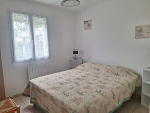 2 dormitorios, tabla de planchar con plancha, cuna de viaje