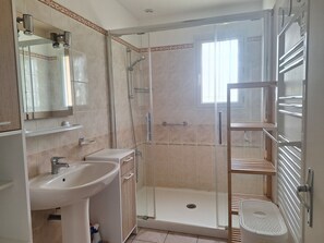 Ducha y secador de pelo