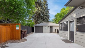 Une propriété résidentielle dotée d’un garage, d’une allée couverte et d’une clôture en bois.