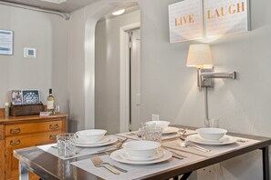 House, Multiple Beds, Patio, Garden View (516 W Mountain Ave - Group) | Dining