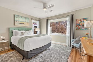 ハウス ベッド (複数台) パティオ ガーデンビュー (516 W Mountain Ave - Group) | 4 室のベッドルーム、客室ごとに異なる装飾、客室ごとに異なるインテリ  ア、アイロン / アイロン台