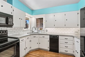 House, Multiple Beds, Patio, Garden View (516 W Mountain Ave - Group) | Private kitchen