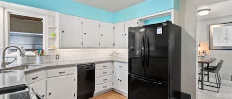 House, Multiple Beds, Patio, Garden View (516 W Mountain Ave - Group) | Private kitchen | Fridge, microwave, oven, stovetop