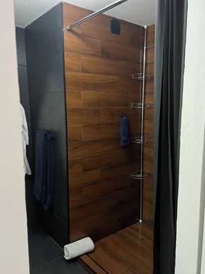 Ducha, secador de pelo, toallas