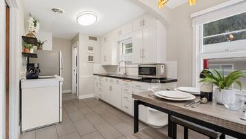 獨棟房屋, 多張床, 庭院, 花園景觀 (622 W. Laurel St. - Group) | 私人廚房 | 電冰箱、微波爐、烤箱、爐台