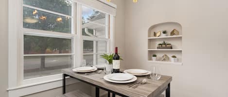 獨棟房屋, 多張床, 庭院, 花園景觀 (622 W. Laurel St. - Group) | 用餐區